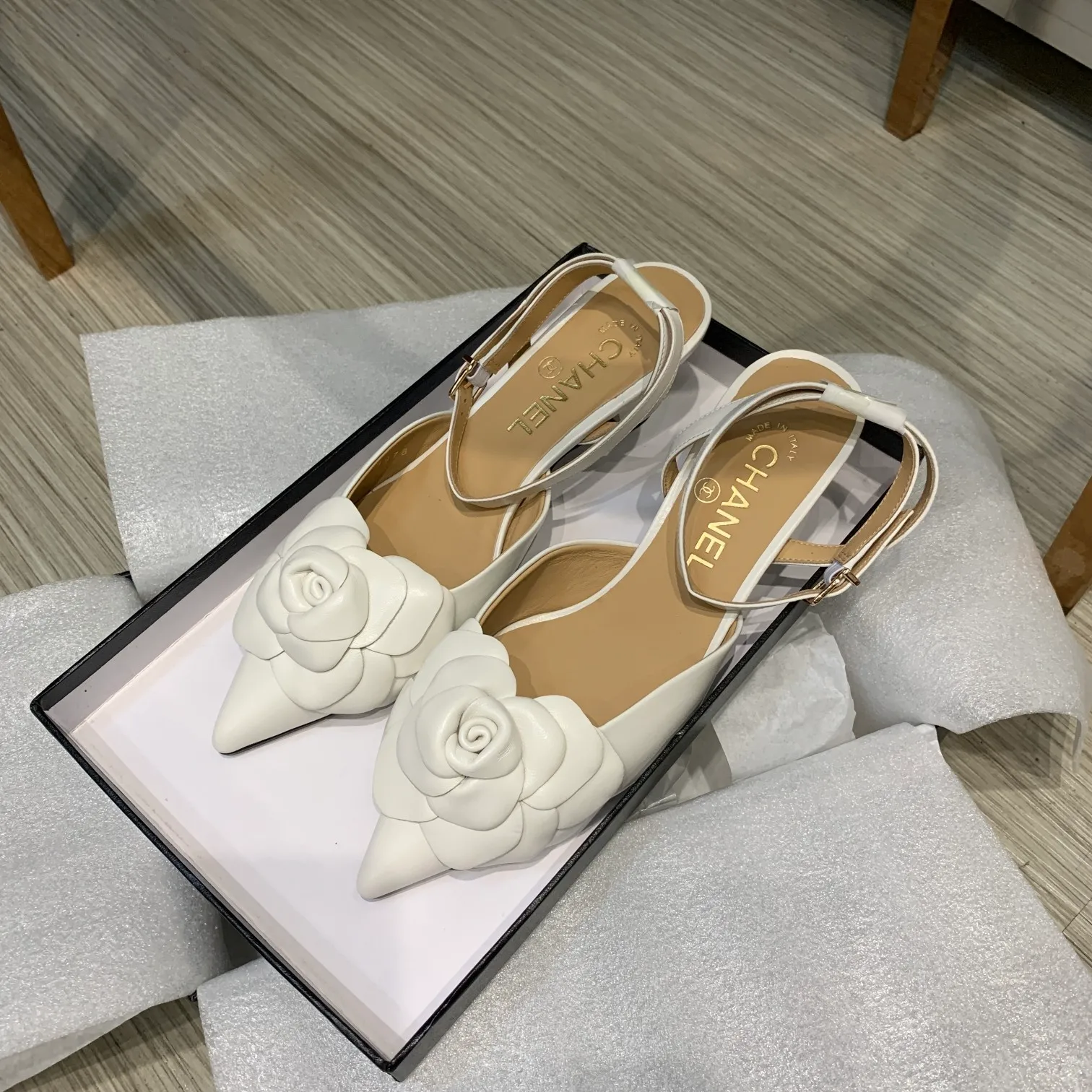 👟👟Ex-factory price 600👟👟 🍀Chanel's new flagship series of sandals in the counter are newly released 2022S summer series, exquisite retro shoes, the latest camellia flower design of Jindian Xiaoxiang on the upper is exquisite and fashionable, a popular model among domestic and foreign bloggers Upper: original Italian imported sheepskin original one-to-one sheepskin handmade camellia🌸 Inner lining: imported mixed sheepskin lining Outsole: Genuine leather outsole imported from Italy Size number: 35-39 (40, 41 customization is non-returnable) Heel height: 4cm Delivered with luxurious latest counter packaging